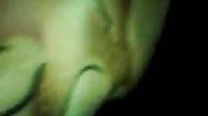 Une brune ringard portant des lunettes utilise un vibromasseur sur des films porno français sa chatte poilue naturelle