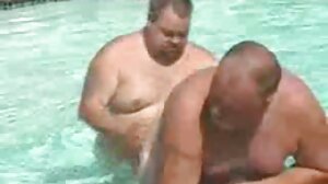 Un couple de couguars aux gros seins se lèche et fait gicler son voisin adolescent sexe video porno francais